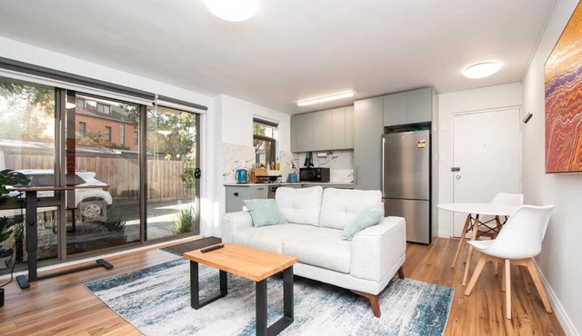 Modern Apartment opposite huge parklands