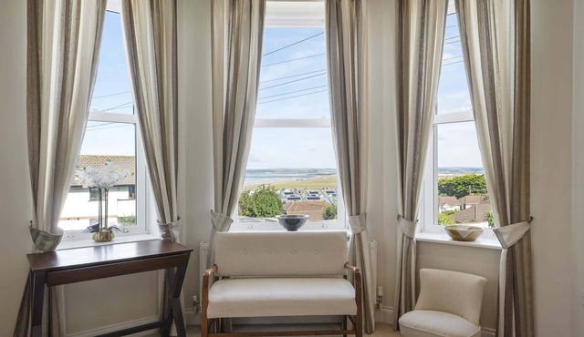 Modern Apartment, Private Parking, Walk to Beach!