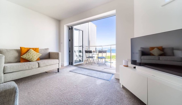 Modern Apartment, Sea Views, Private Parking