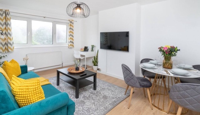 Modern Apartment sleeps 6 | Private Parking | 15 min London Bridge
