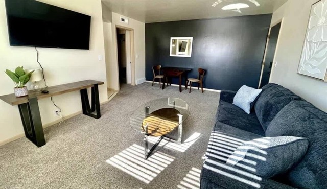Modern Apartment Steps from UNMC & Dining