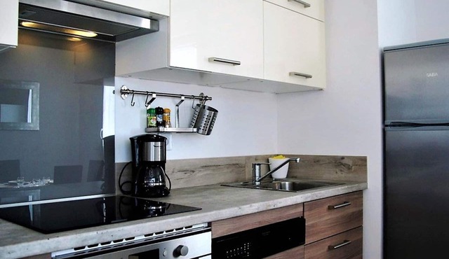 Modern Apartment, Terrace, AC, Parking, Near Le Lavandou Beach, 4 Guests