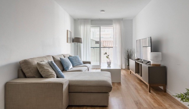 Modern apartment up to 5pp, WiFi, A/A, Parking, bike station, pool & balcony