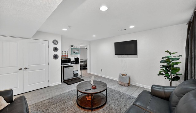 Modern Apartment w/AC Near Parks Dining & DIA