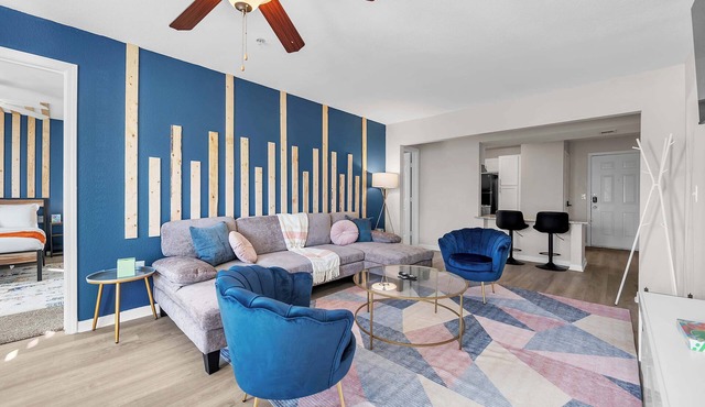 Modern apartment w/pool & hot tub + workspace