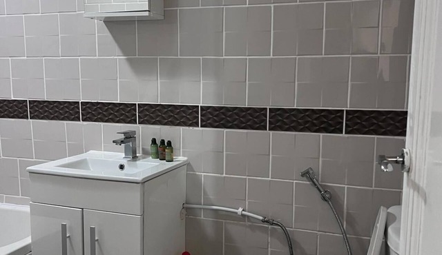 Modern apartment, walking distance to many places, private parking