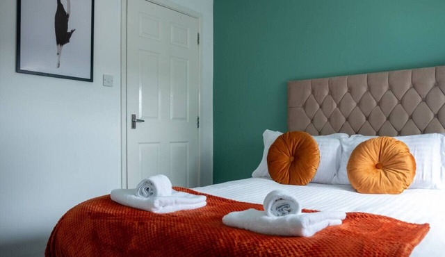 Modern Apartment with Dining, Workspace & Cooking