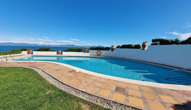 Modern apartment with terrace and pool 50m from the beach