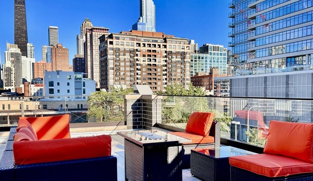 Modern Apartment with Private Rooftop Patio & Free Parking in Downtown Chicago