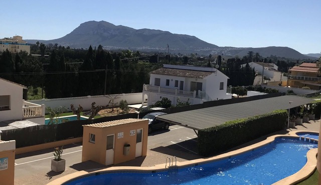 Modern apartment with pool that sleeps up to 3 people 400m from the sandy beach.