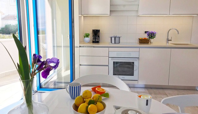 Modern apartment with SEA VIEW, air conditioning, parking, 3 minutes from beach