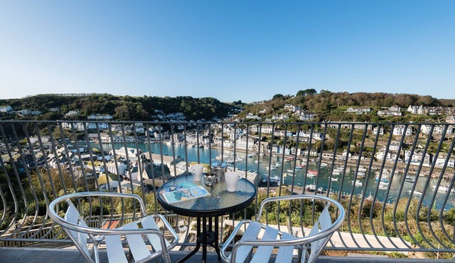 Modern apartment with stunning views over Looe harbour.