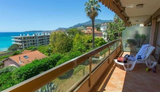 Modern apartment with terrace, parking, and WiFi