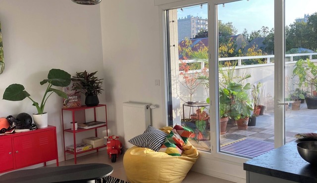 Modern apartment with terrace on the outskirts of Paris - Subway nearby.