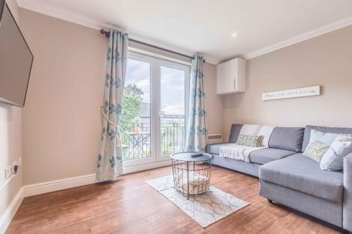 Modern apartment within short walk of The Castle, High Street and Long Walk - FREE PARKING - By Tempstay