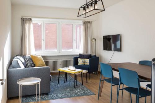 Modern appt opposite theatre, 7 min walk to Messe