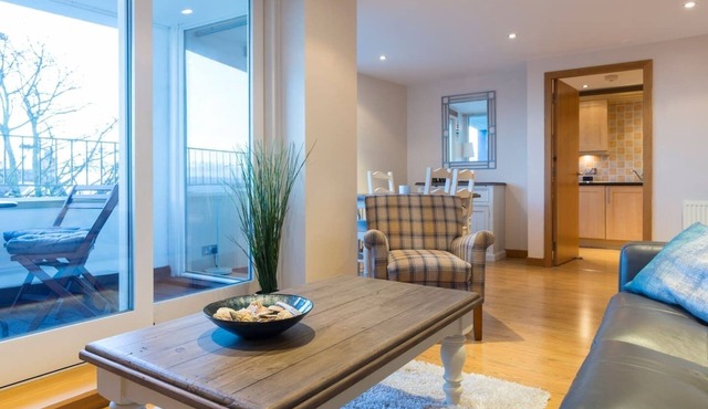 Modern apt, amazing Harbour views, wifi & Parking