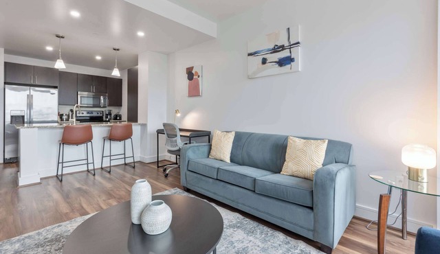 Modern Apt Heart of Seaport