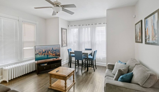 Modern apt in DT Libertyville Near Naval Base