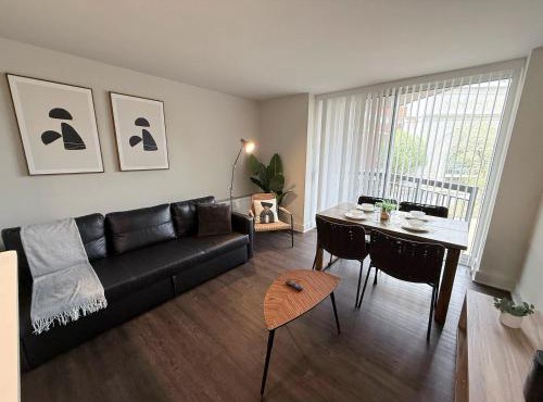 Modern Apt in Prime Location - Walk to Metro