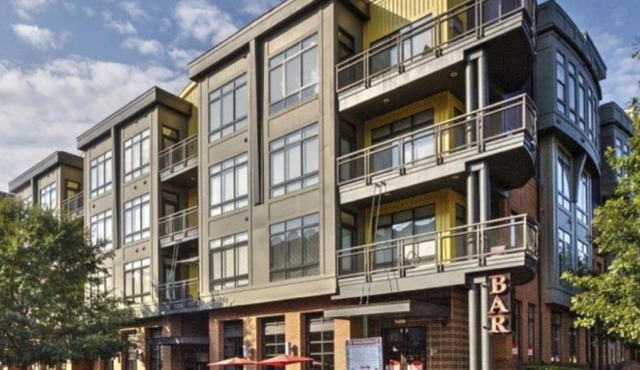 Modern Apt in the Heart of Uptown with Free Parking