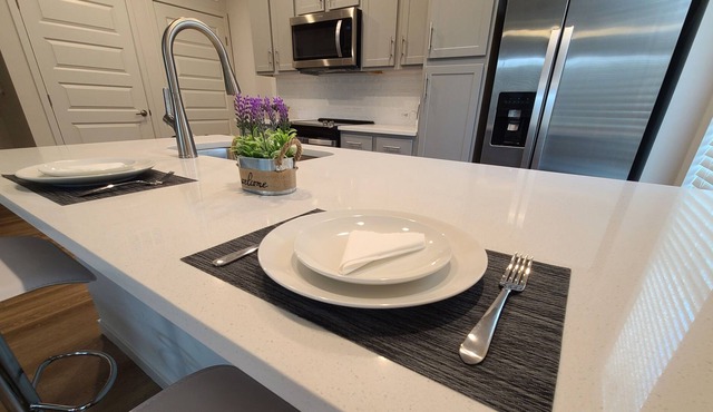 Modern Apt!! Near Montverde Academy! w/POOL & GYM!!
