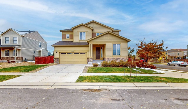 Modern apt near parks/dining/groceries with AC & WiFi - 11 mi. from DIA/DEN
