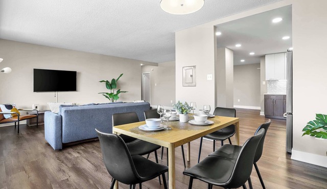 Modern Apt w/Easy Access to Airport & Metro