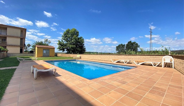 Modern Apt with A/C, Pool, Parking, Near Beach