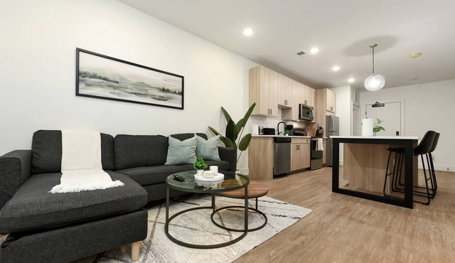 Modern Apt w/HULU, Gym & Parking Near Shopping