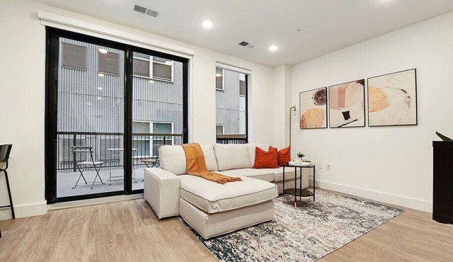 Modern Apt w/HULU, Gym & Parking Near Restaurants