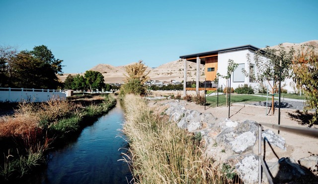Modern Apt w/Private Entry & Patio - Mtn Views