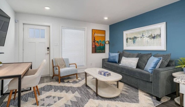 Modern Apt w/Skyline Views + Parking