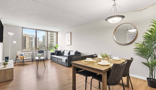 Modern Apt Walkable to Metro + Gym