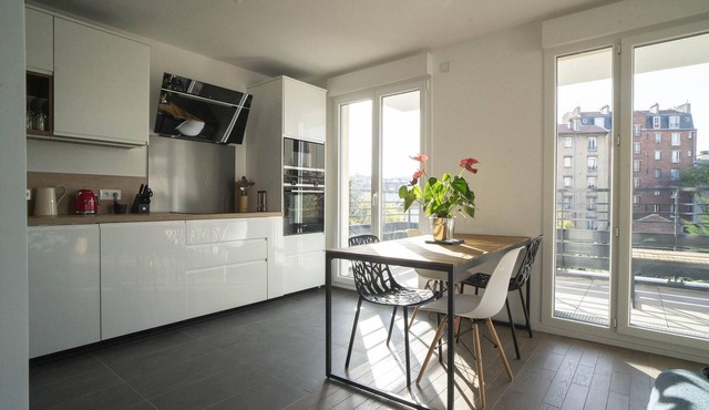 Modern Apt With Balcony Near Paris