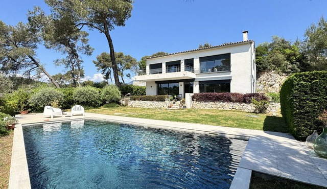 Modern architect-designed villa with pool - Immersion in nature & light