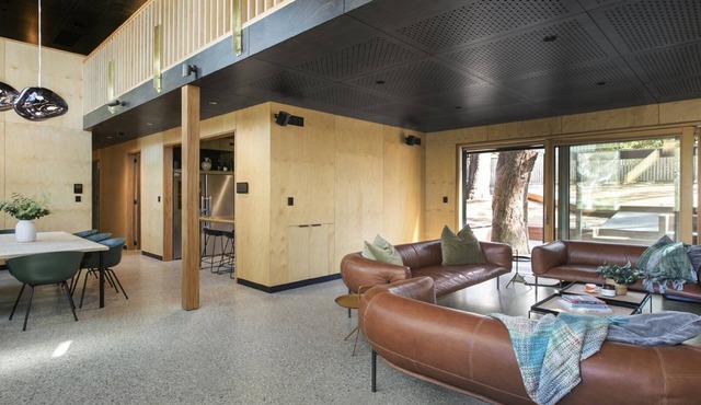 Modern architect designed home walking distance to Macmasters Beach