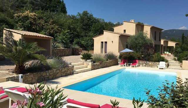 Modern architect-designed villa in a green setting in Bargemon