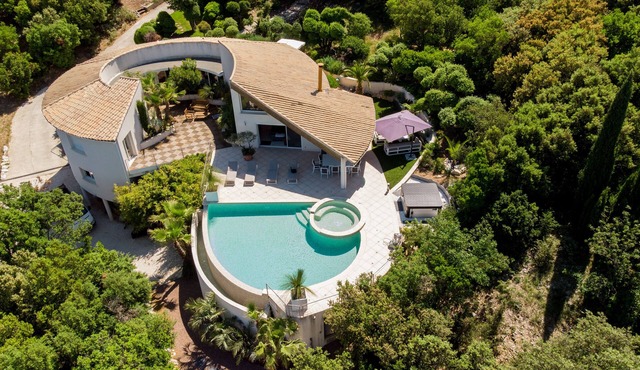 Modern architect Villa, with swimming pool, very nice and wooded garden and view