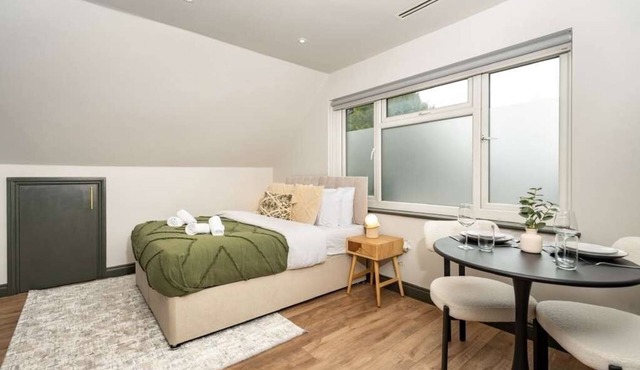 Modern Arnos Grove Studio w/Air Conditioning