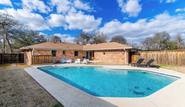 Modern Art House: 3-Bedroom Home Private Pool!