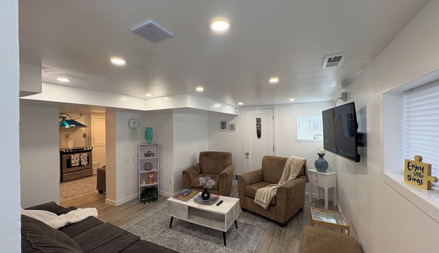 Modern Artistic Clean Quiet 2BR Near Queen’s & Downtown + Parking