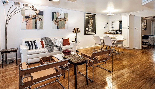 Modern, artistic garden apt. with patio & parking