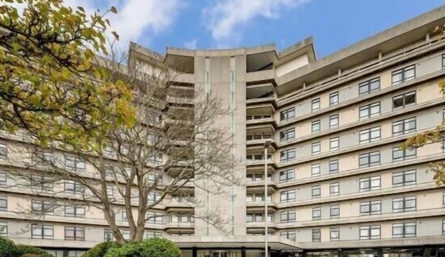 Modern Ashford 2B Apartment (Sleeps 6) Town Centre