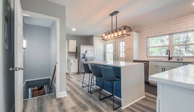 Modern Atlanta Haven! Sleeps 10 - 2 king beds, 2 desks, game room, full kitchen