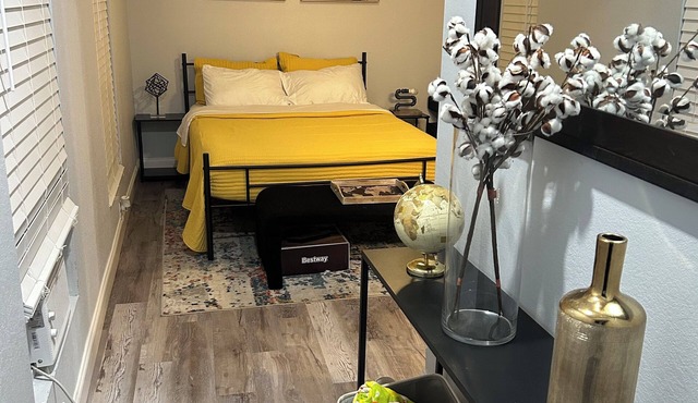 -Modern attached en-suite -shared pool -Orlando