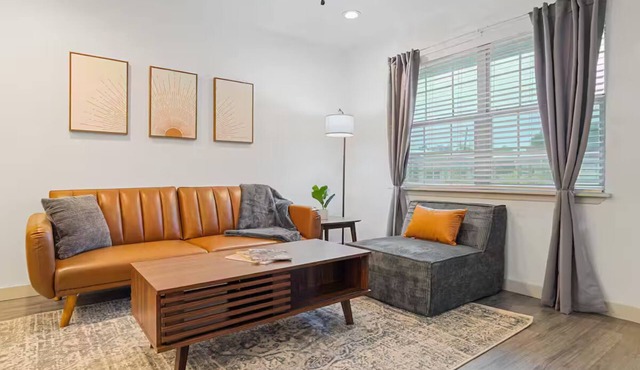 Modern Austin King Suite–Walk to DT/6th St–F1-ACL