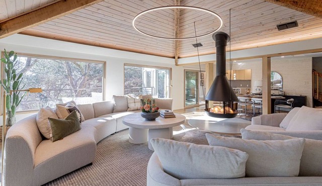 Modern Austin Retreat: Chef’s Kitchen, Fireplace & Walkable Prime Location