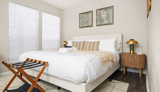 Modern Austin Stay King Bed + Fast WiFi Near Downtown