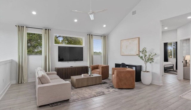Modern Austin Townhouse with Balcony, Comfy Beds & Reserved Parking